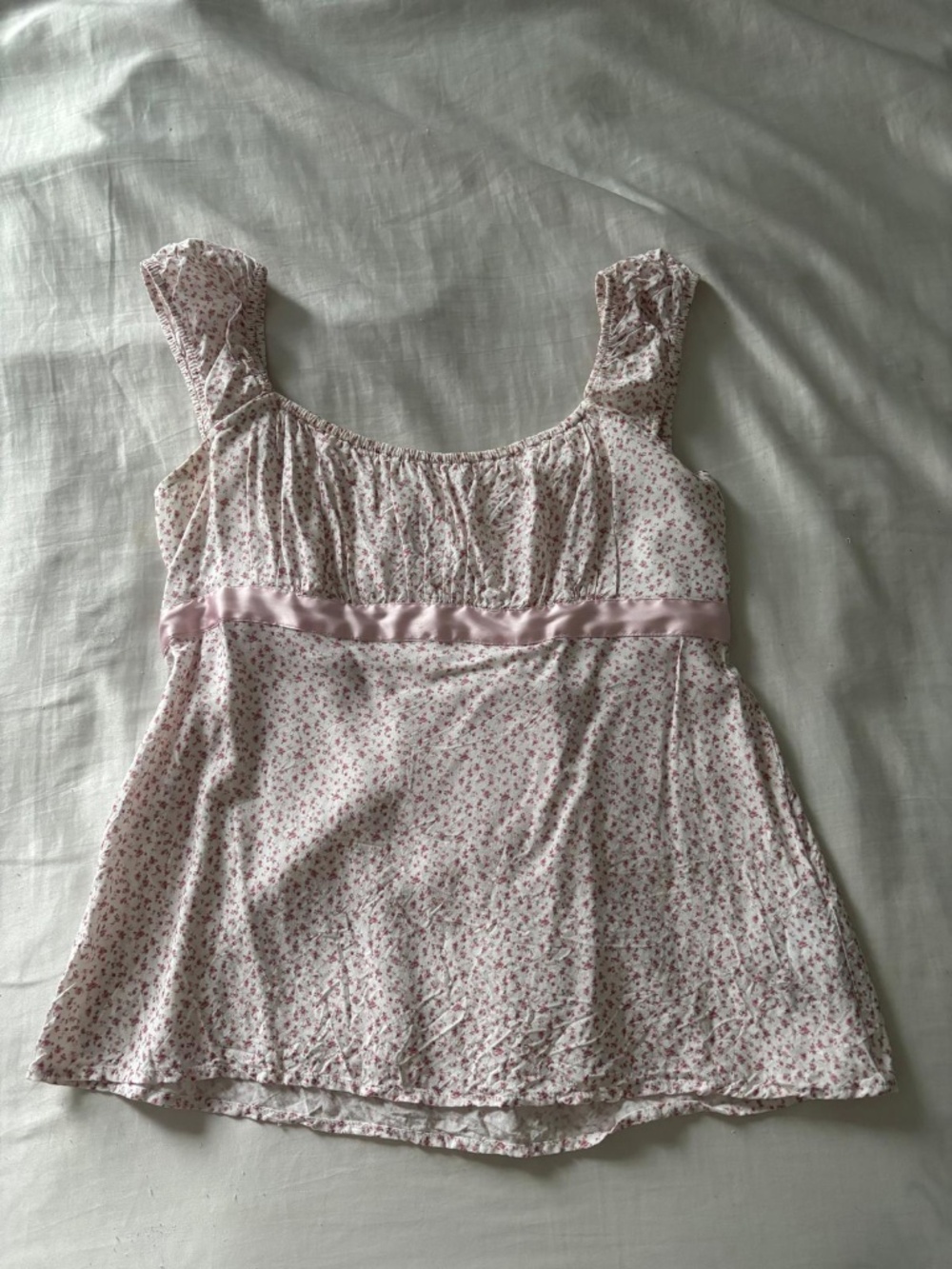 Hollister White Floral Cap Sleeve Babydoll Blouse with Light Pink Waist Tie